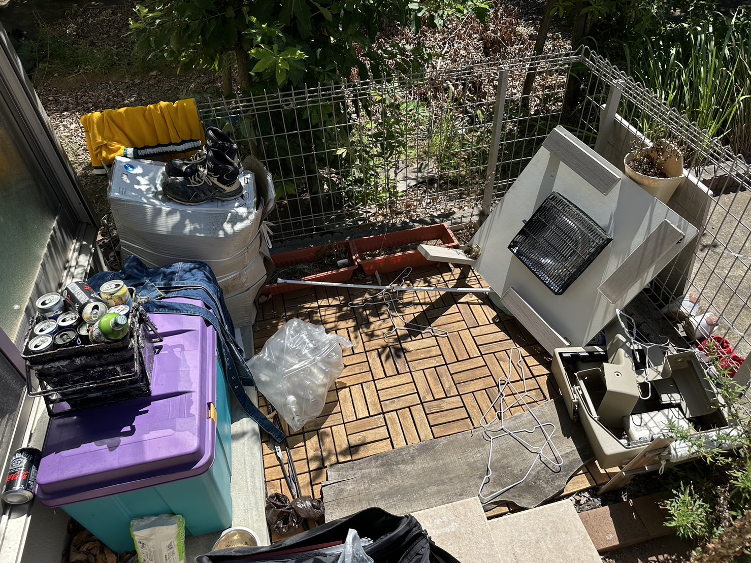 東京都江東区のゴミ屋敷の片付け、不用品があふれる作業前のベランダ、