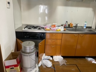 東京都荒川区のゴミ屋敷片付け，ゴミが散らかり雑然としているキッチン
