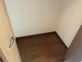 東京都荒川区のゴミ屋敷片付け，片付けを終えて広くなったクローゼット