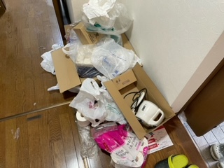 東京都荒川区のゴミ屋敷片付け，廊下に所狭しと並べられたゴミ袋