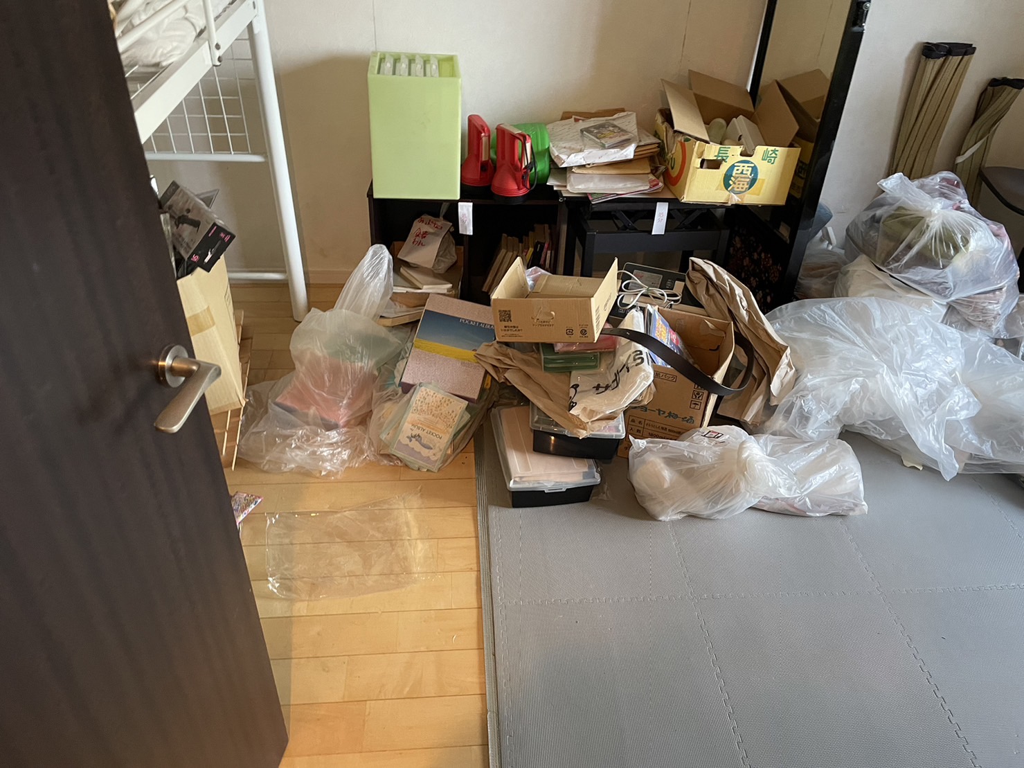 東京都江戸川区の不用品回収，片付けが進まず不用品とゴミが散乱している室内