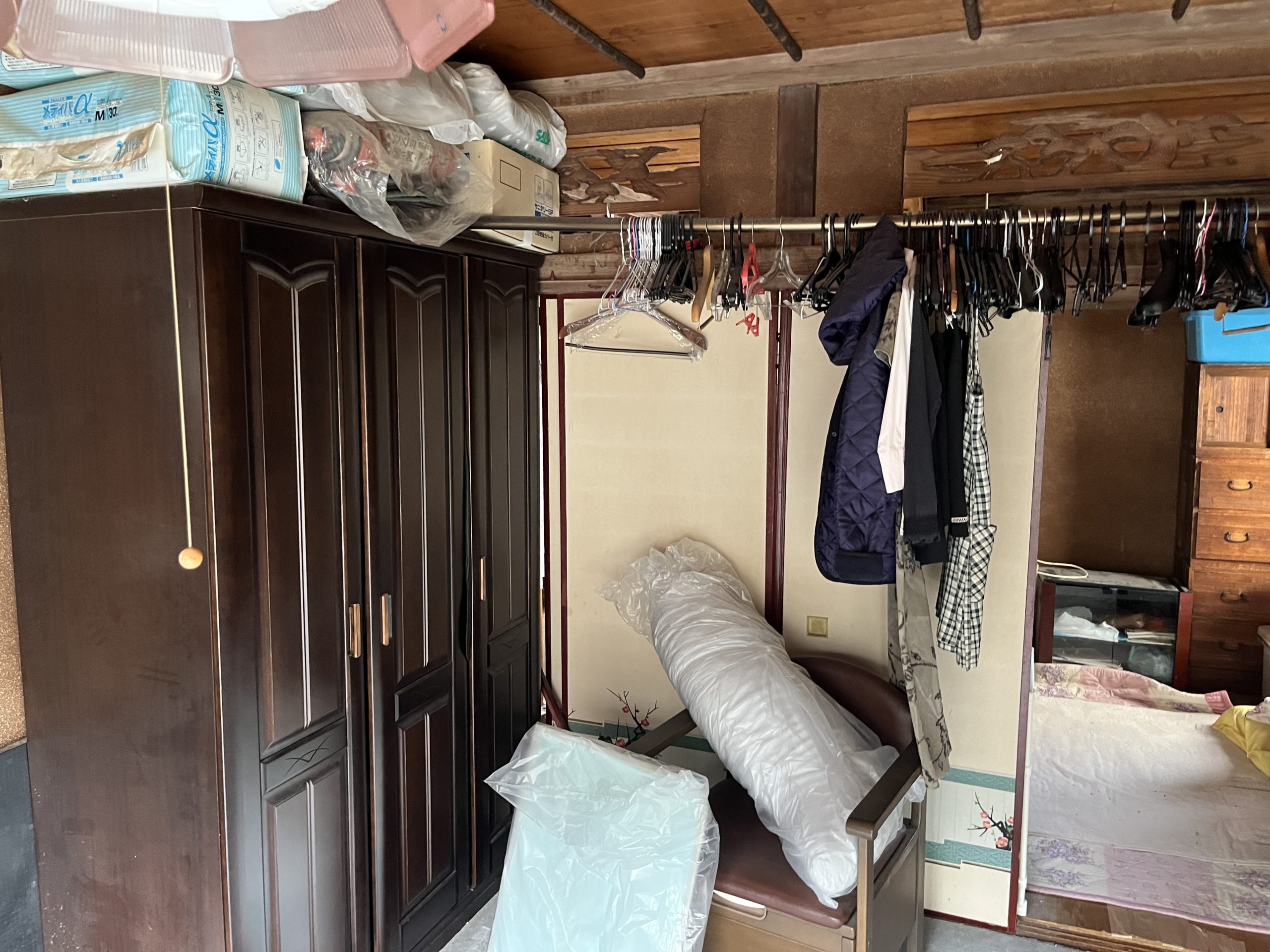 神奈川県横浜市西区にて住宅解体前の残置物撤去，家具が占領して空いたすき間に物が詰め込まれていた部屋