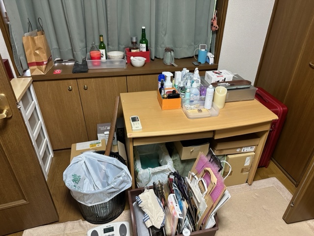 埼玉県草加市の部屋の片付けと不用品回収および解体工事，整理こそされているが物が多く片付けが大変だった居室