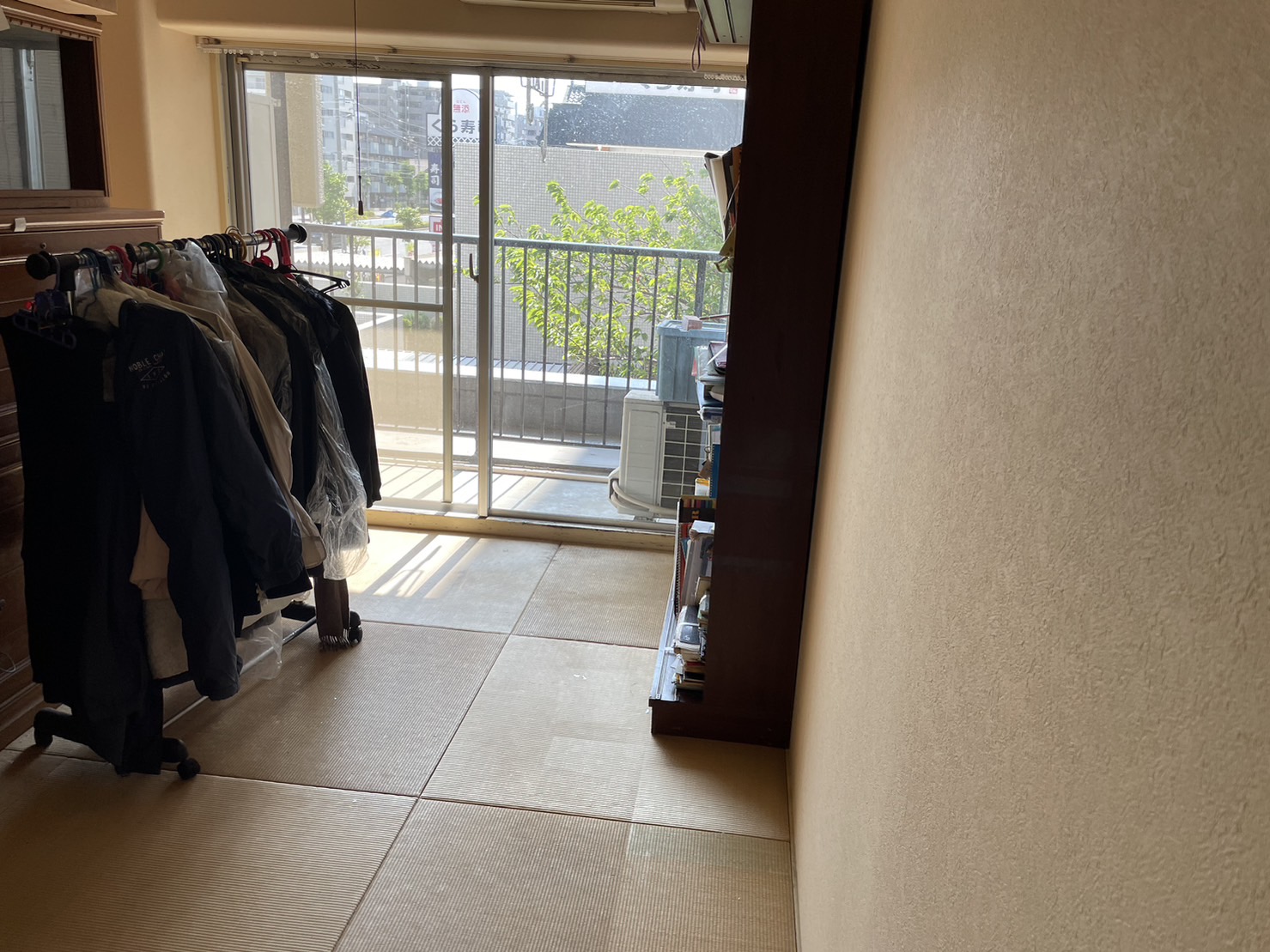 東京都江戸川区の不用品回収，タンスやラックが置かれ衣類部屋となっていた和室