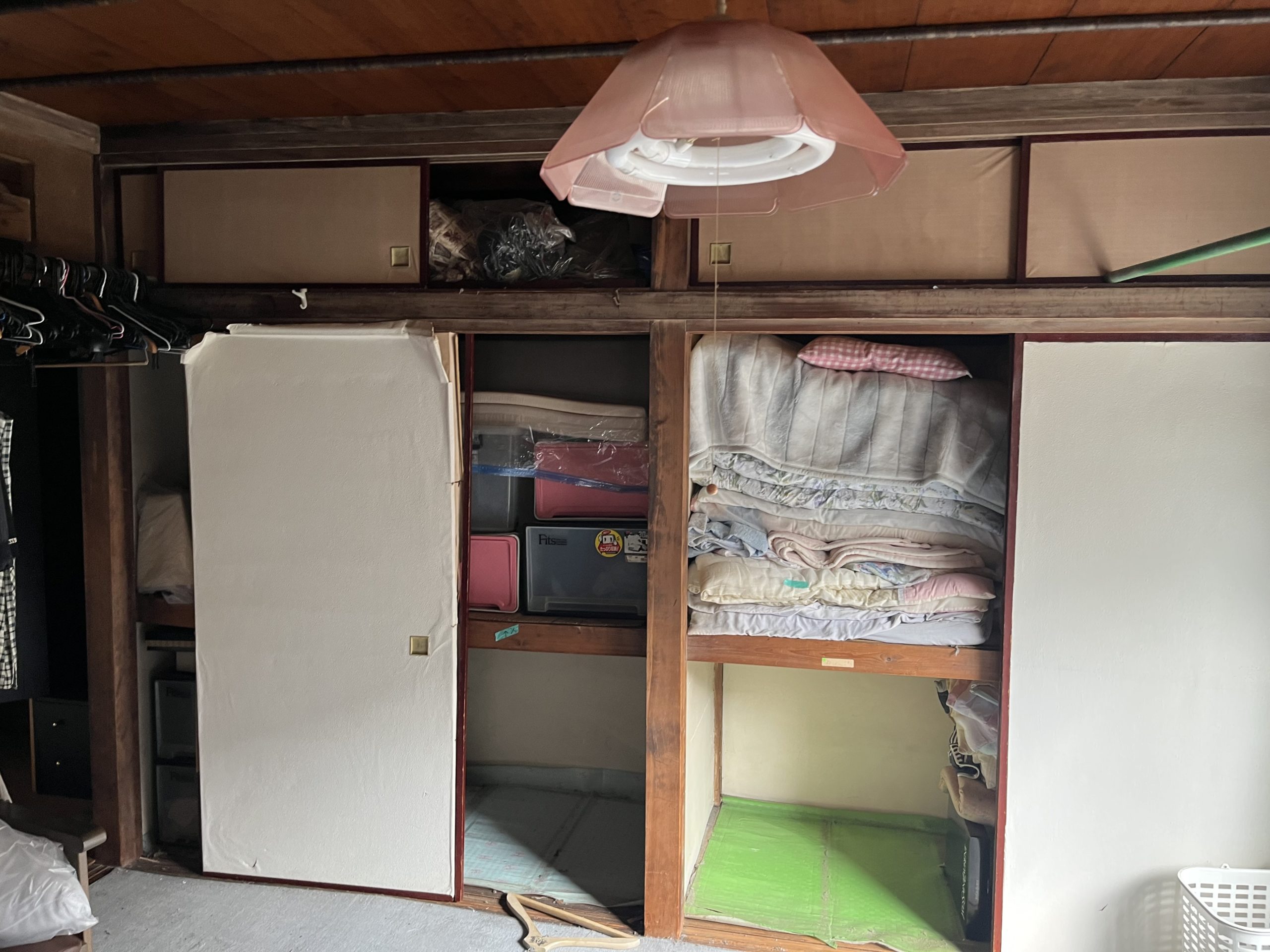 神奈川県横浜市西区にて住宅解体前の残置物撤去，使わない布団が詰め込まれていた押し入れ