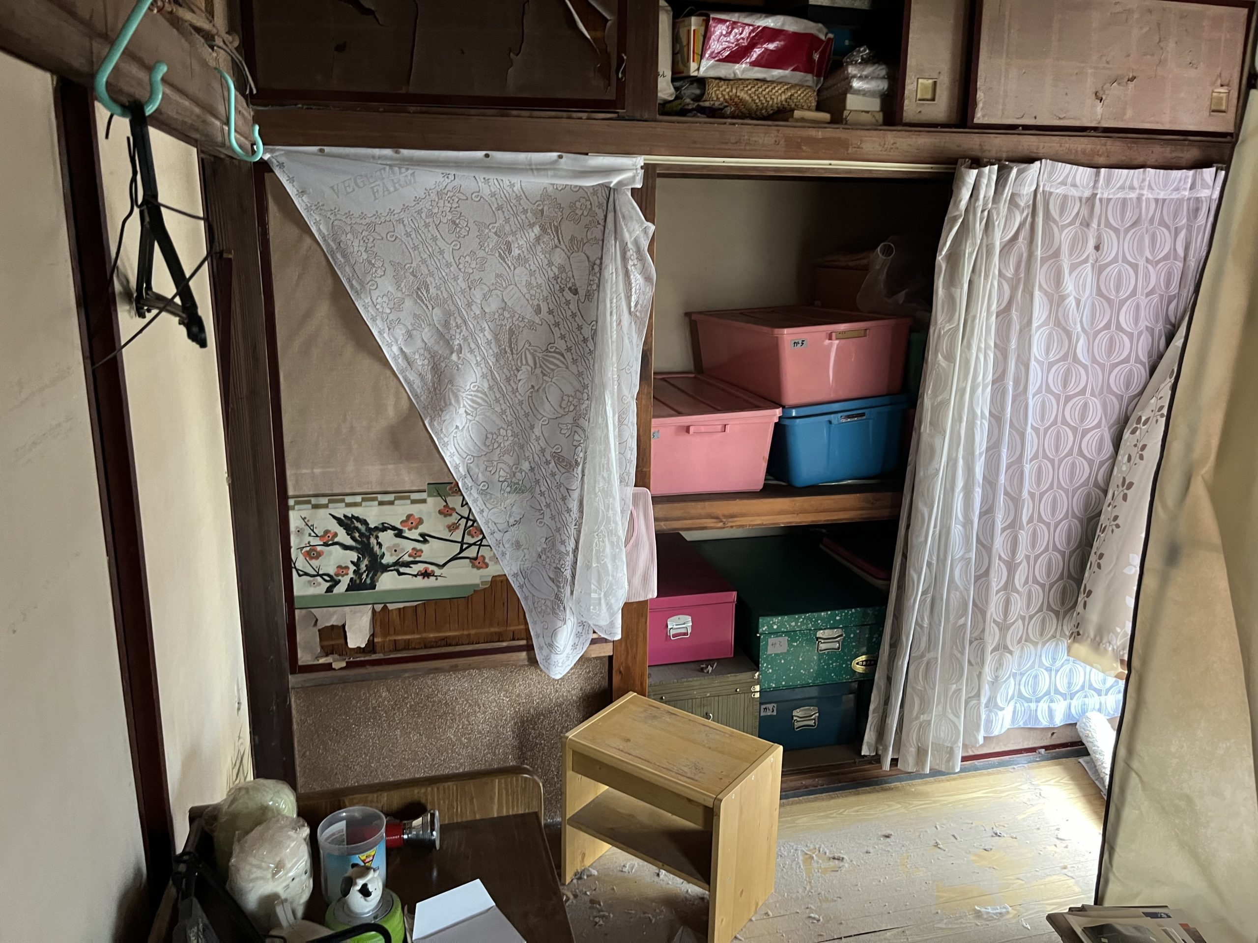 神奈川県横浜市西区にて住宅解体前の残置物撤去，襖が壊れカーテンで覆って目隠ししていた押し入れ