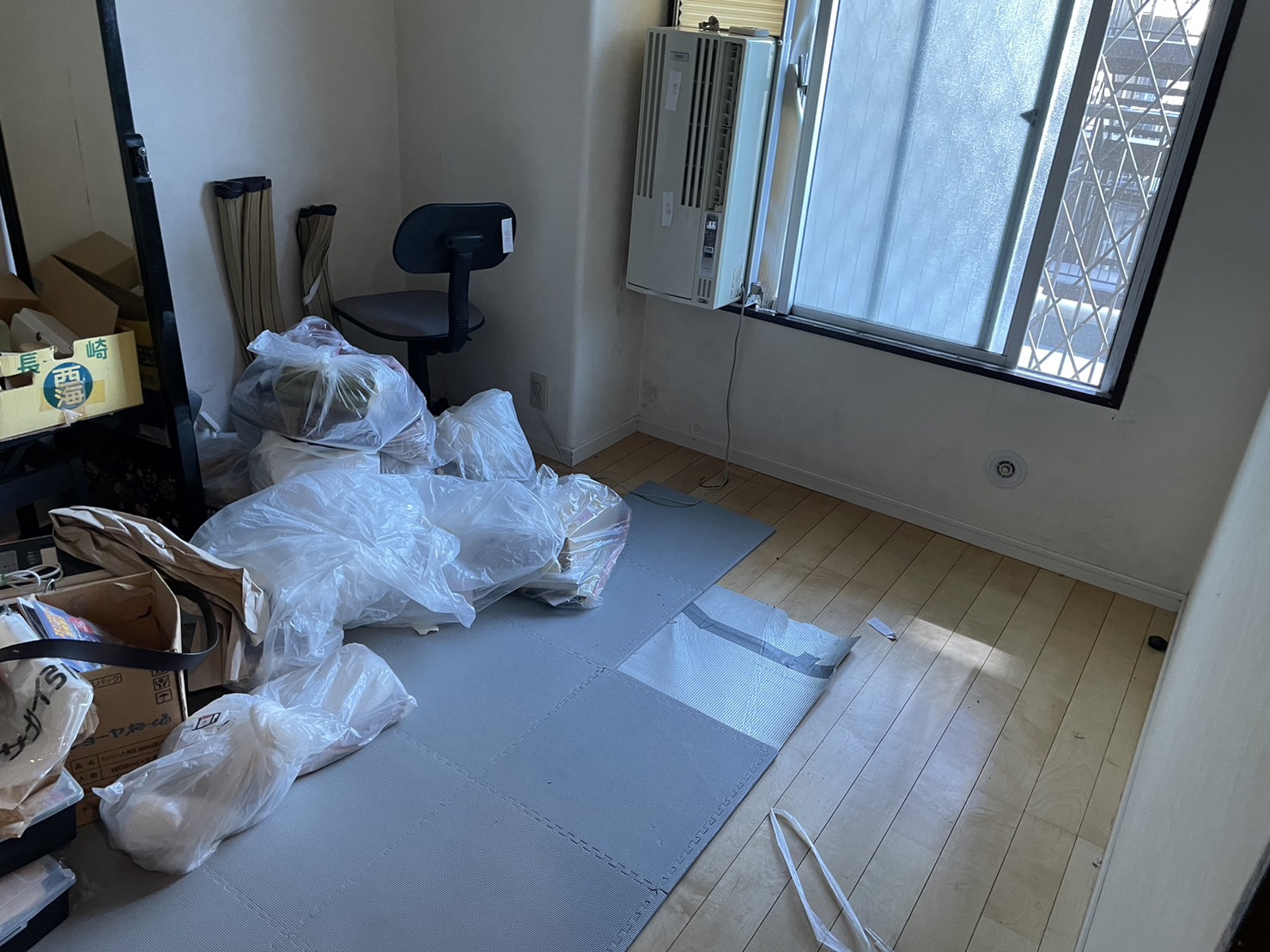東京都江戸川区の不用品回収，たくさんのゴミ袋が散乱していた北側の洋室