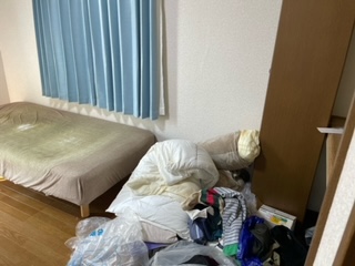 東京都荒川区のゴミ屋敷片付け，クローゼット前にもゴミが溜まって扉が閉まらず開けっ放しになっていた洋室