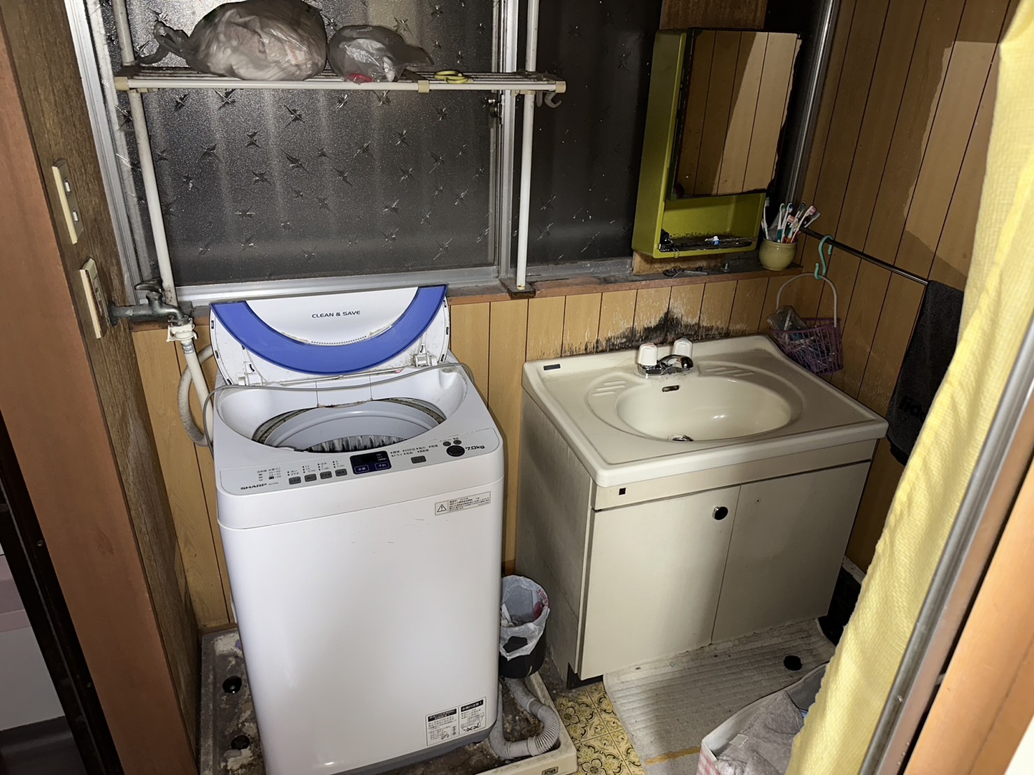 神奈川県横浜市西区にて住宅解体前の残置物撤去，回収予定の洗濯機が置かれていた洗面所