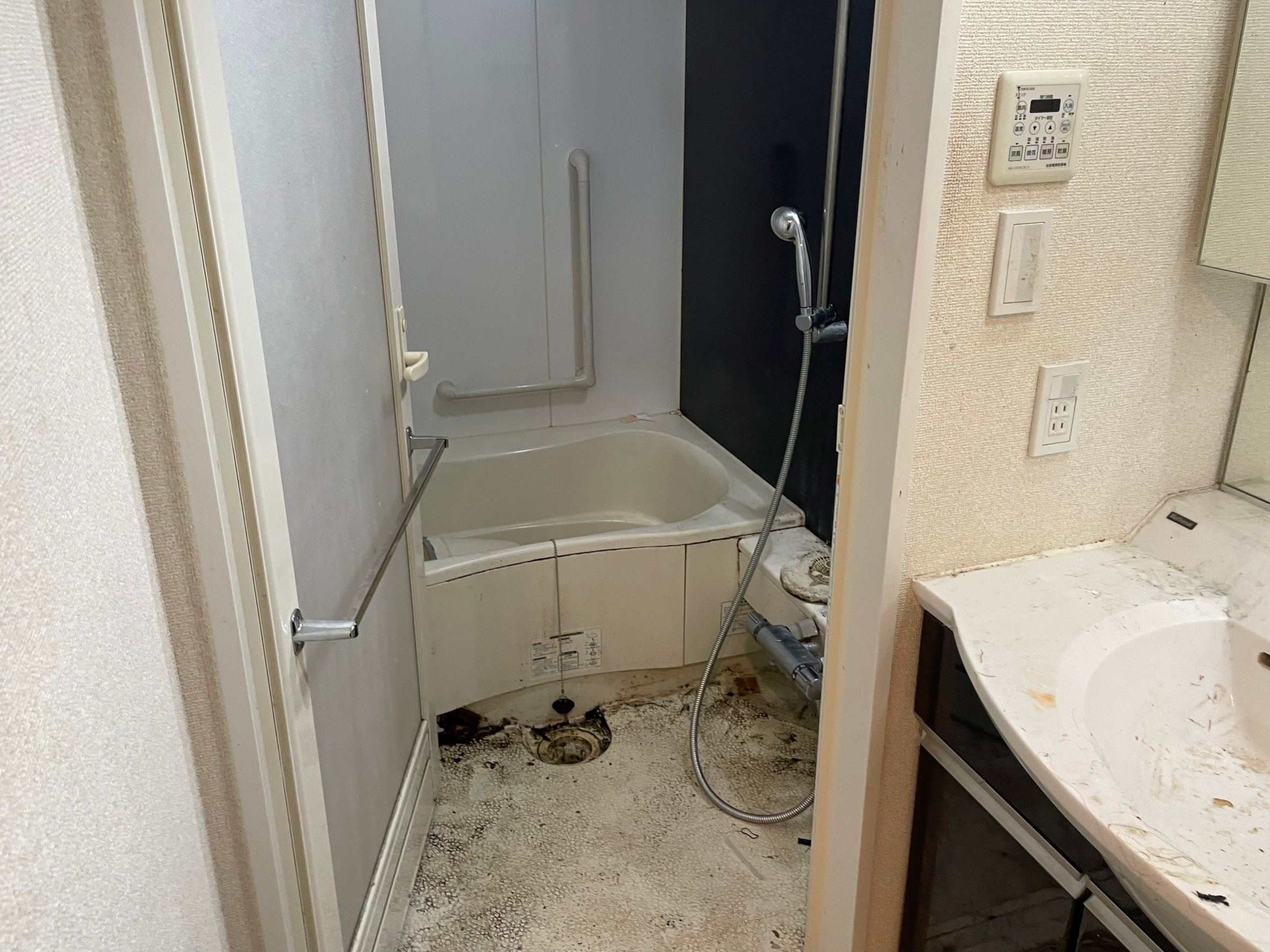 神奈川県川崎市幸区のゴミ屋敷片付け，ゴミを片付け人が通れるほどの空間が生まれた浴室