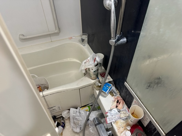 神奈川県川崎市幸区のゴミ屋敷片付け，ゴミと黒カビ、水垢でひどく汚れた浴室