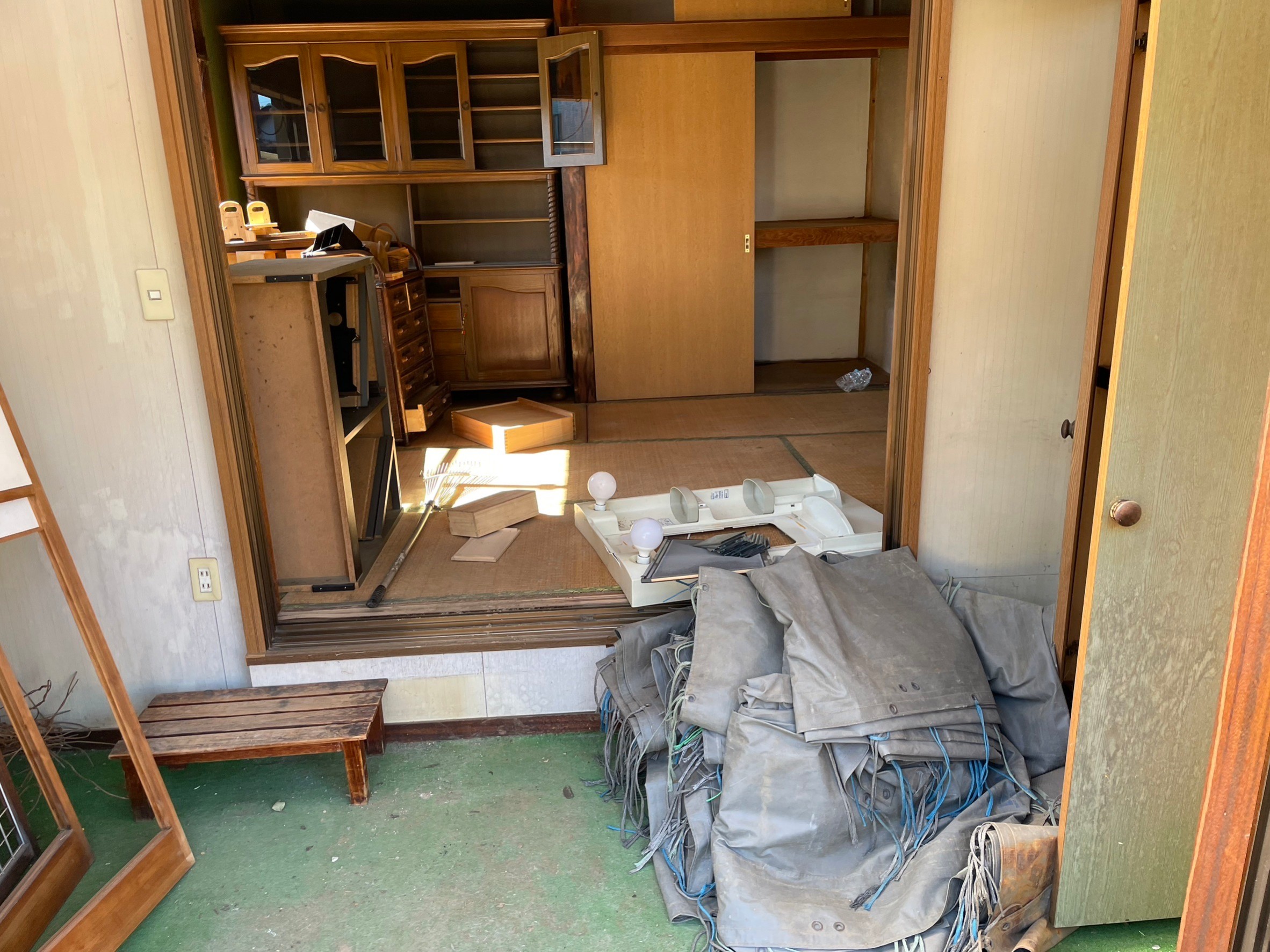 埼玉県草加市の部屋の片付けと不用品回収および解体工事，片付けを終えて回収を待つ不用品だけが残る室内