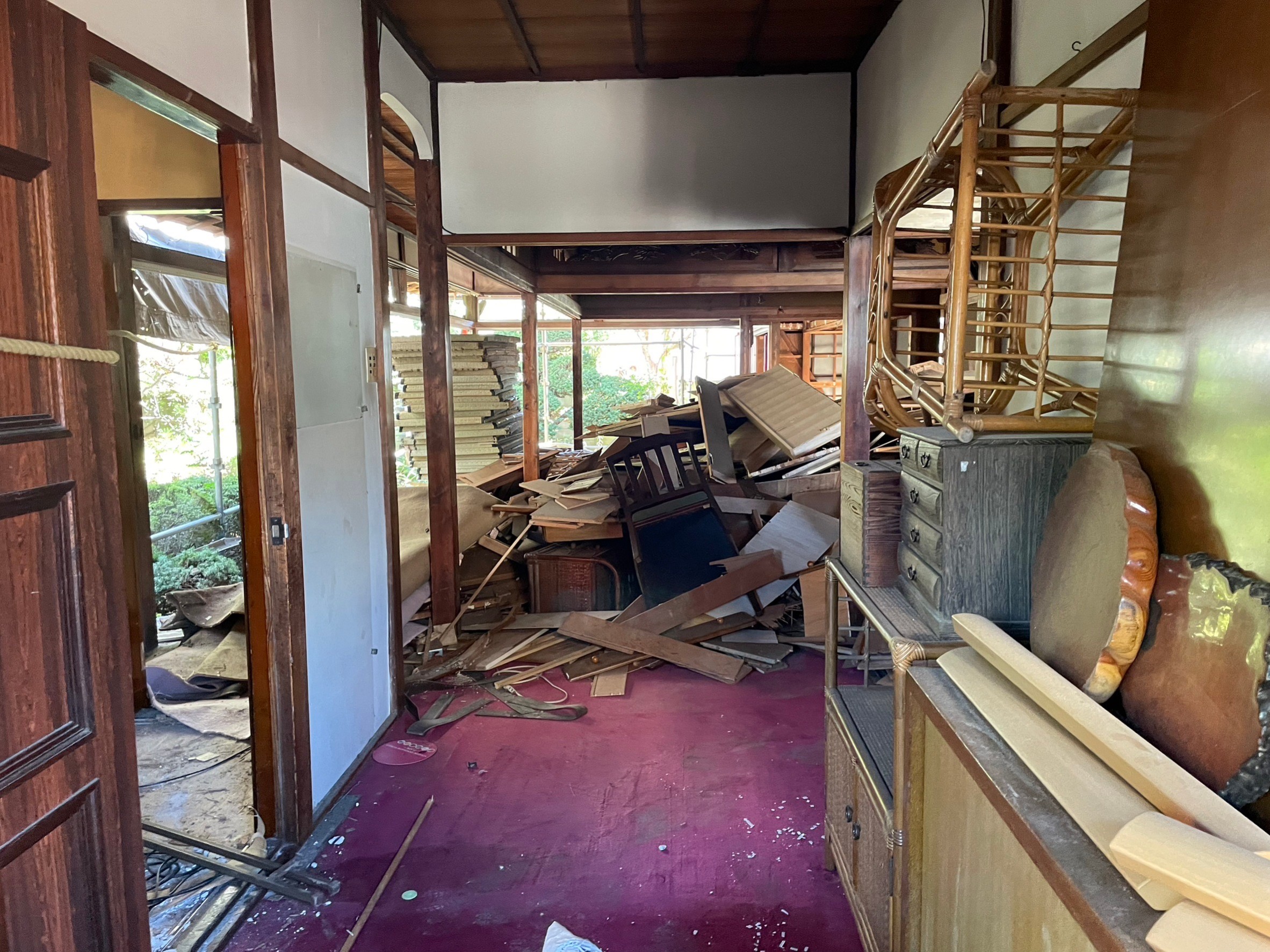 埼玉県草加市の部屋の片付けと不用品回収および解体工事，解体が始まった室内の様子