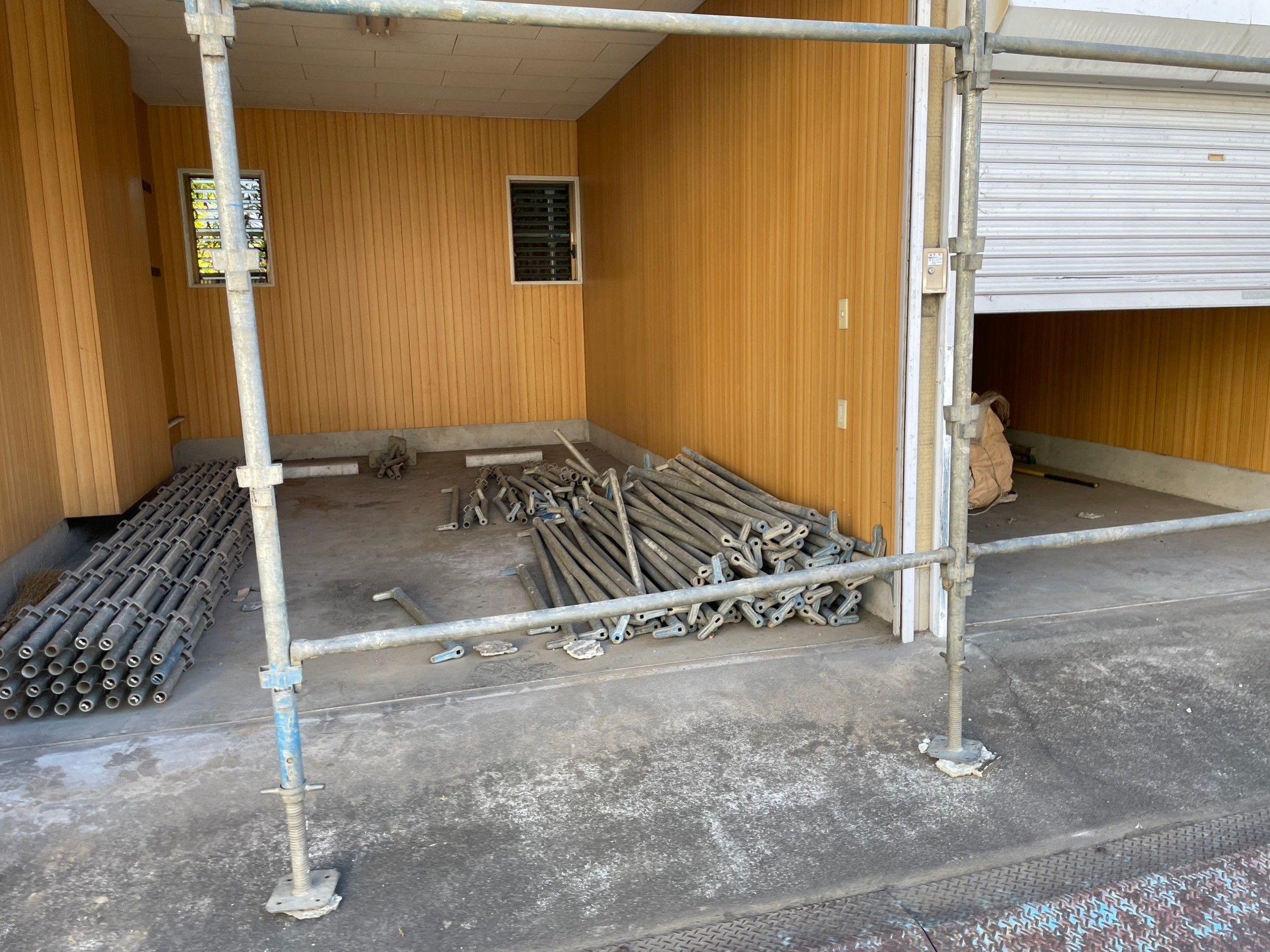 埼玉県草加市の不用品の回収および解体工事，解体前のガレージ