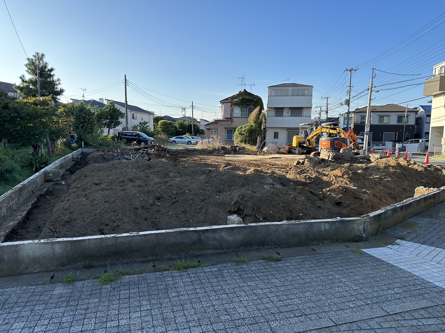 埼玉県草加市の部屋の片付けと不用品回収および解体工事，基礎コンクリートがなくなり、重機でならしている様子