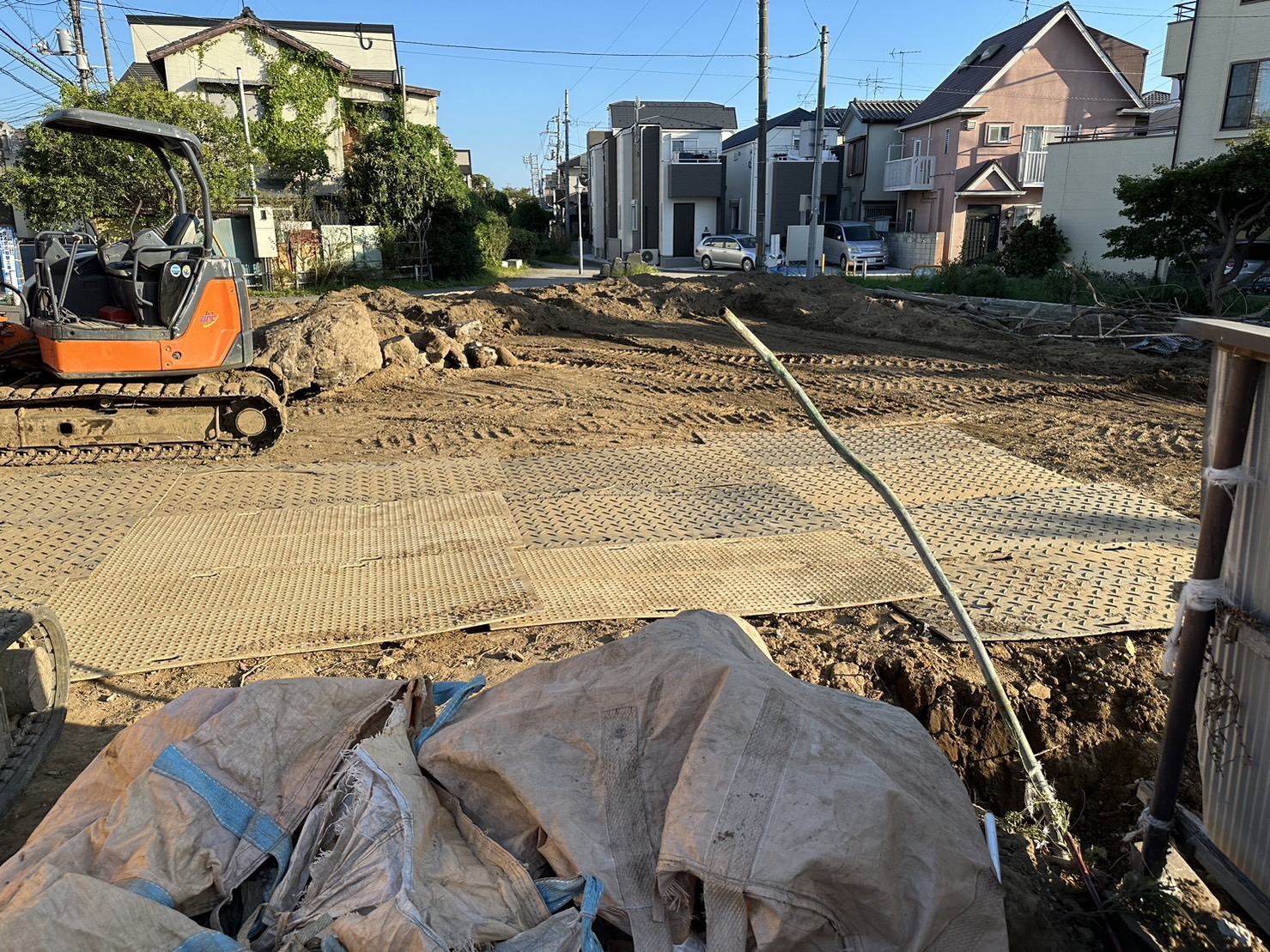 埼玉県草加市の部屋の片付けと不用品回収および解体工事，コンクリートの基礎も解体され、重機でならして更地になっていく様子
