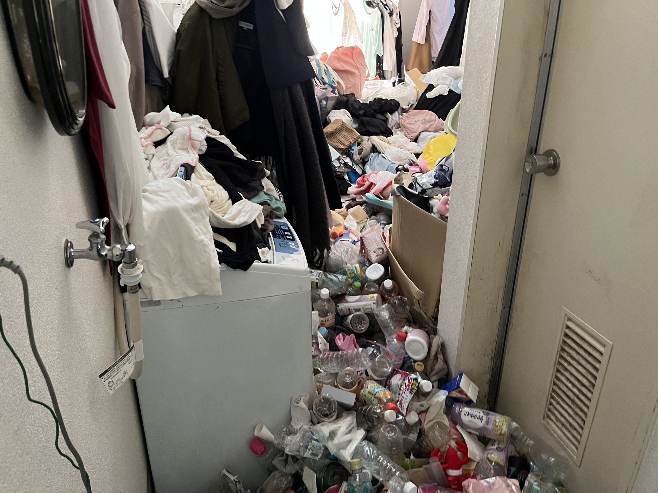 千葉県船橋市のゴミ屋敷片付けと清掃，玄関から居室までゴミであふれているワンルーム