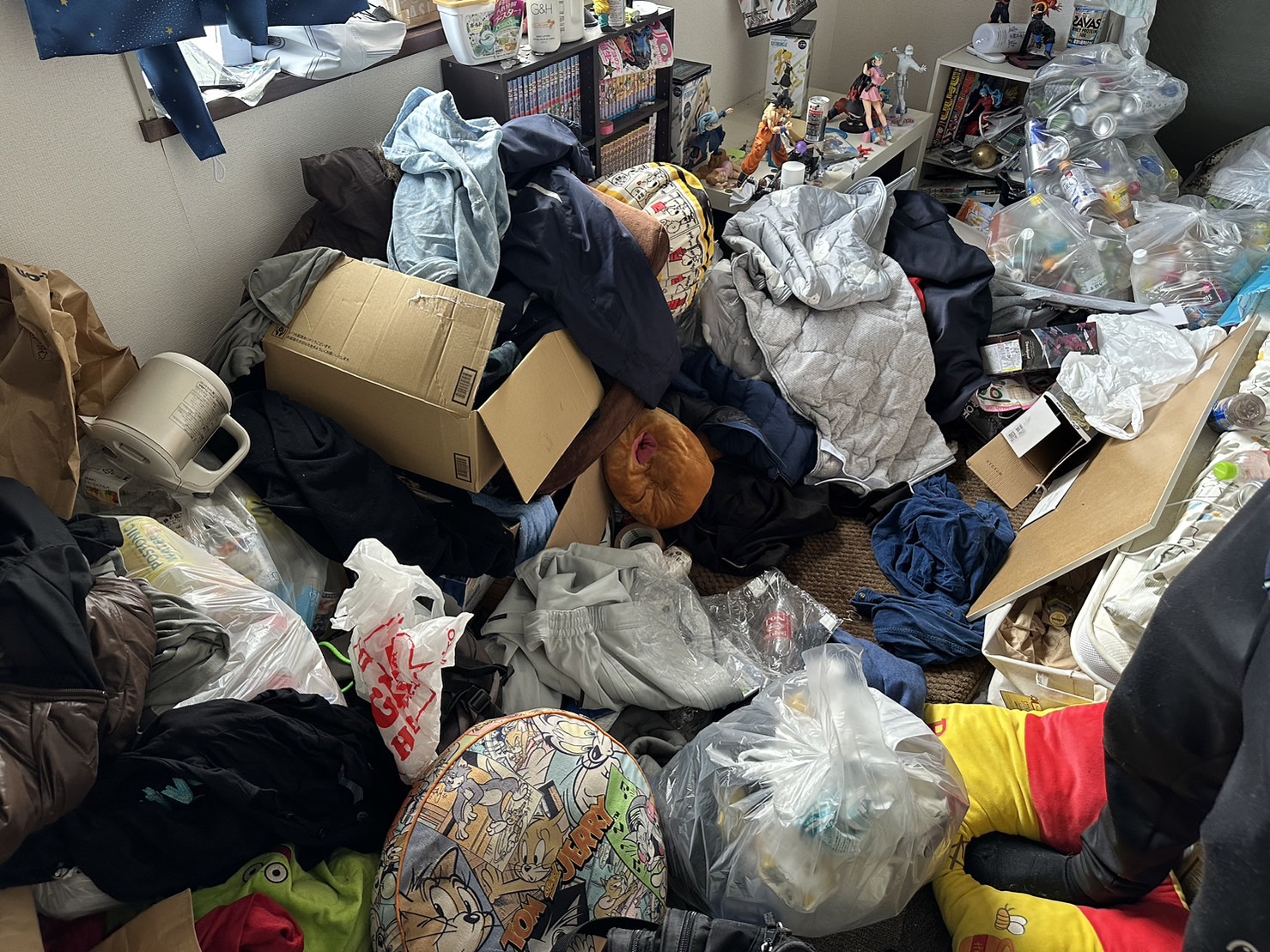 神奈川県横浜市青葉区のゴミ屋敷片付け，ゴミだらけで床の見えないワンルーム