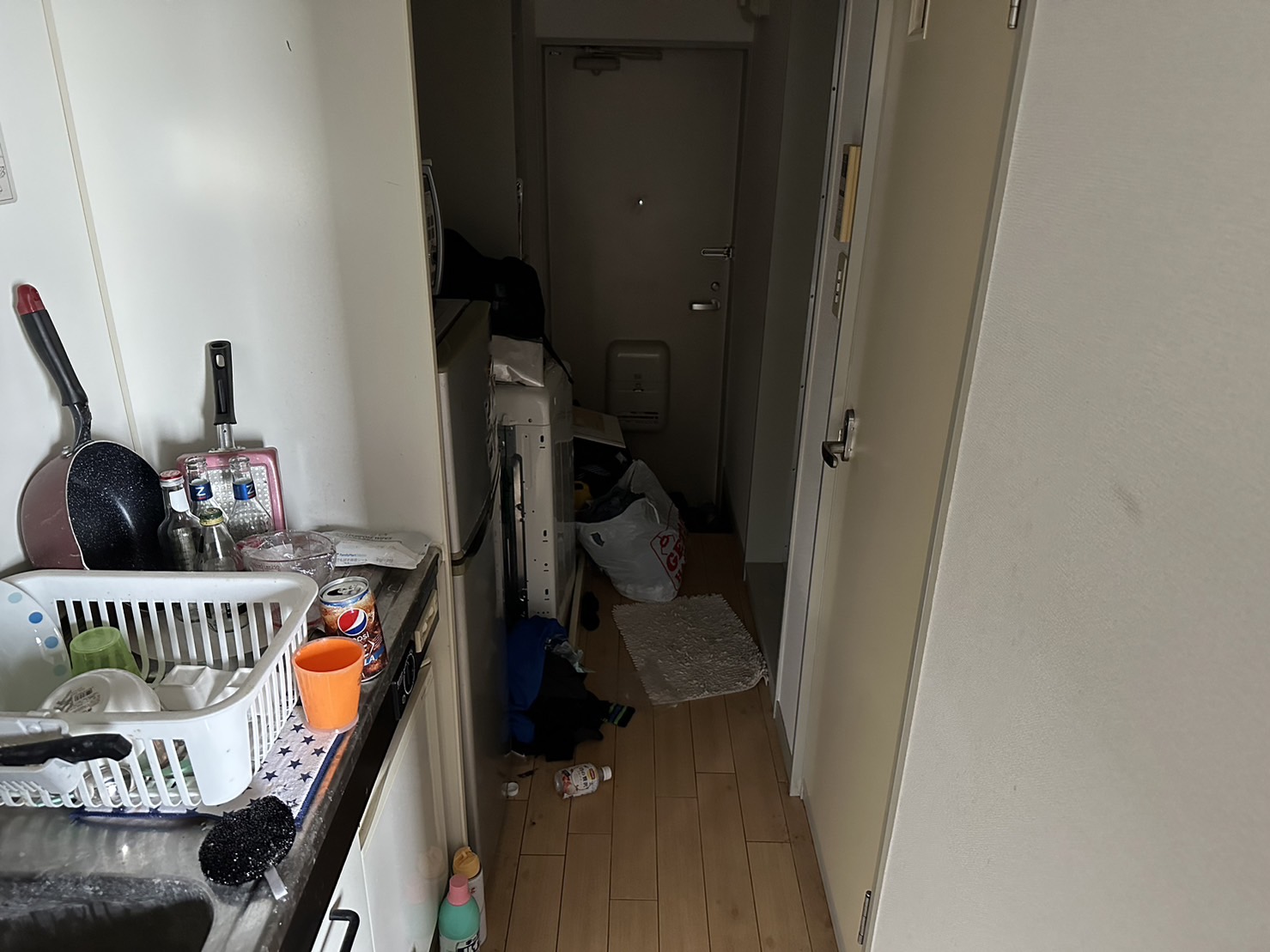 神奈川県横浜市青葉区のゴミ屋敷片付け，ゴミが散乱している廊下