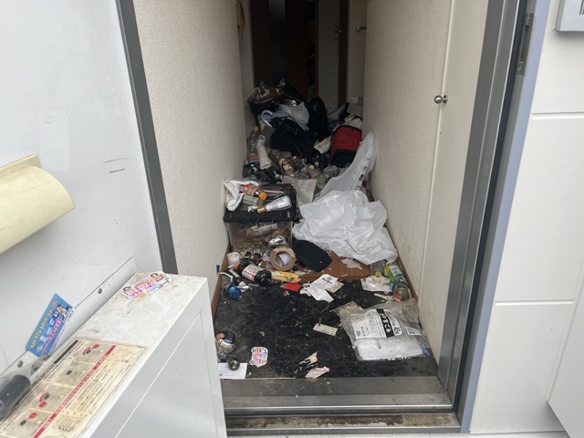 埼玉県草加市 ゴミが散乱して汚れた玄関