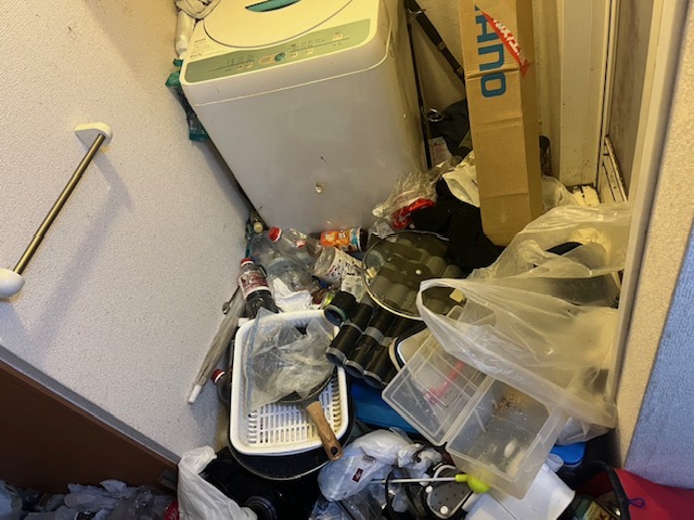 埼玉県草加市 洗濯機の周りに放置された大量の不用品