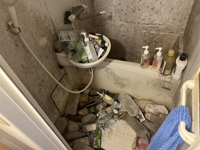 埼玉県草加市 ゴミが放置されてカビが繁殖した浴室