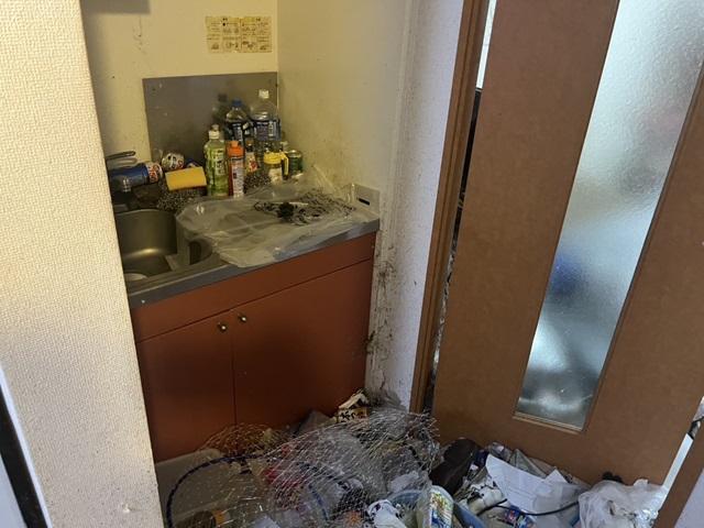 埼玉県草加市 ゴミだらけで汚いキッチン