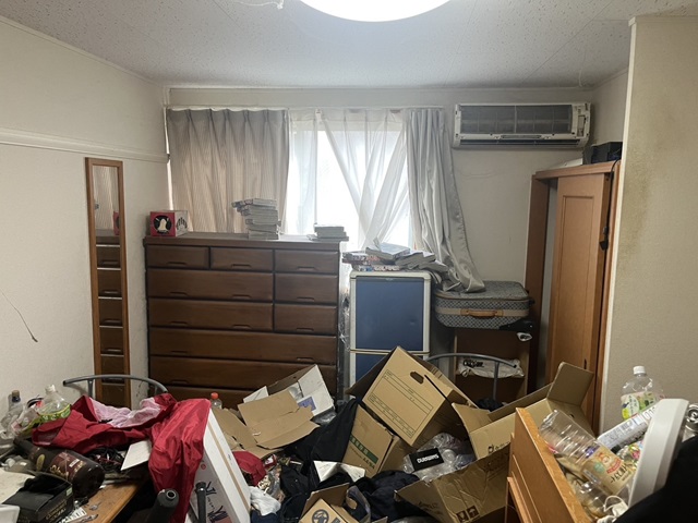 埼玉県草加市 ゴミだらけで足の踏み場もない室内