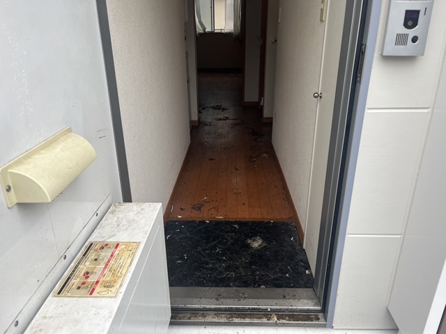 埼玉県草加市 不要品やゴミが回収された玄関と廊下