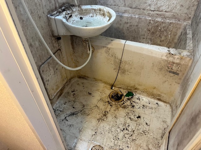 埼玉県草加市 ゴミを回収してすっきりした浴室