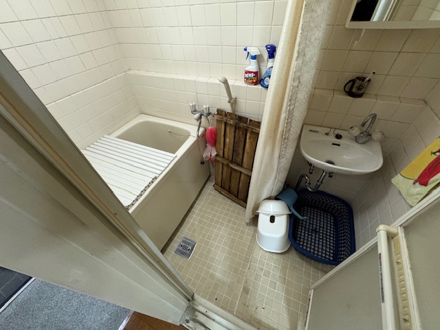 神奈川県横浜市中区 すのこや掃除用具などが放置された浴室