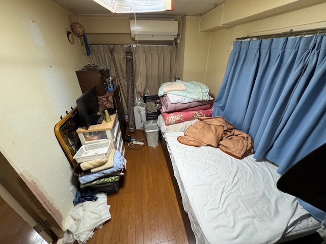 神奈川県横浜市中区 ベッドや衣類がそのままの状態の寝室