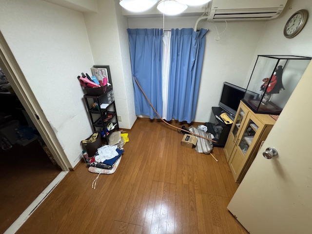 神奈川県横浜市中区 棚の上に人形が置かれた部屋