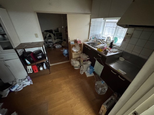 神奈川県横浜市中区 床にゴミが置かれて散らかった印象の台所