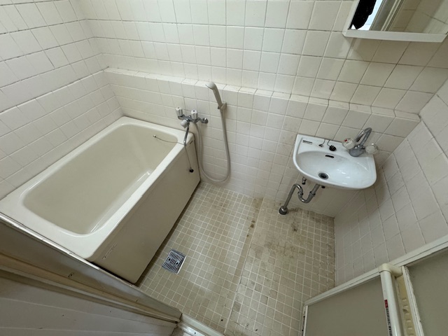 神奈川県横浜市中区 不用品を回収した浴室