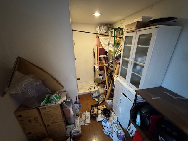 神奈川県横浜市中区 ごちゃごちゃと物が置かれたスペース