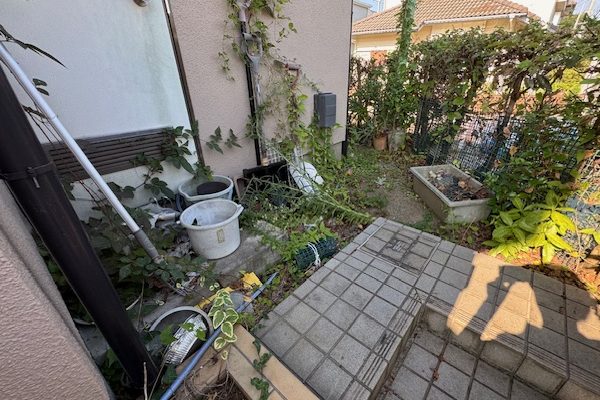 千葉県柏市のプランター置かれたままの裏庭
