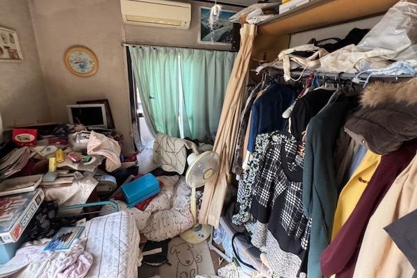 千葉県柏市の床や机の上に物が積まれた状態のお部屋