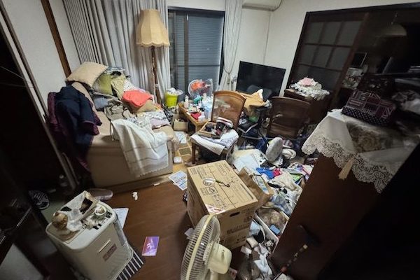 千葉県柏市の物が乱雑に置かれて生活感が残るリビング