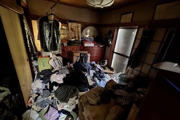 千葉県柏市の衣服が積み重なった和室