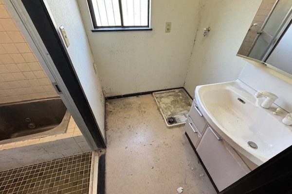 千葉県柏市の洗濯機を処分した後の浴室と洗面所