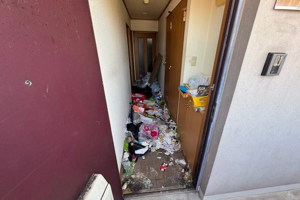 東京都中野区の物を踏んで通らなければいけなかった廊下