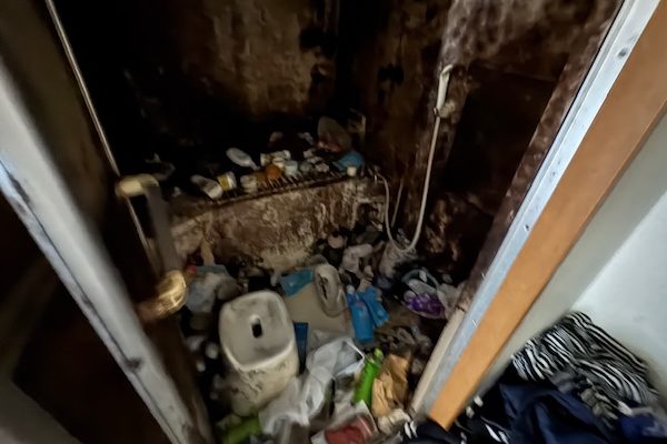 東京都中野区のカビで真っ黒になった浴室