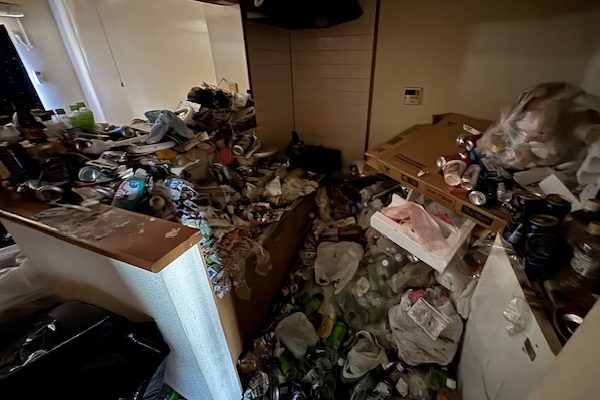 東京都中野区のゴミが山のようになったキッチン