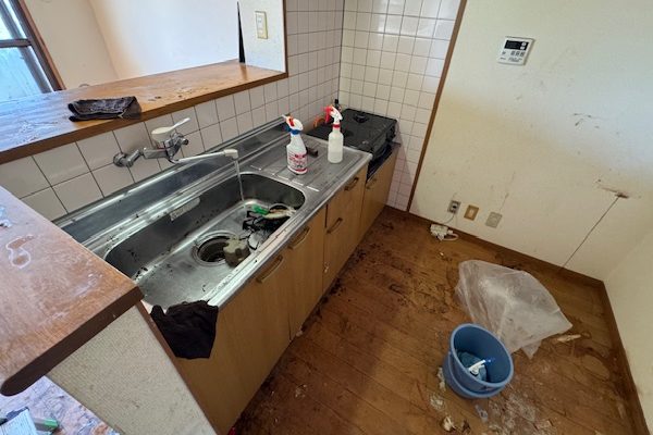 東京都中野区のゴミの山を全て運び出した後のキッチン