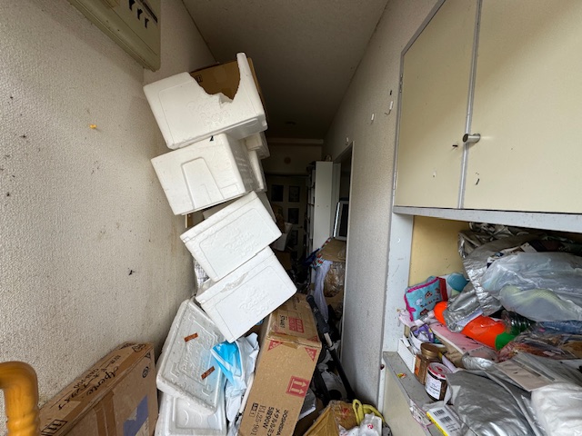 千葉県船橋市 発泡スチロールが積み上げられた玄関