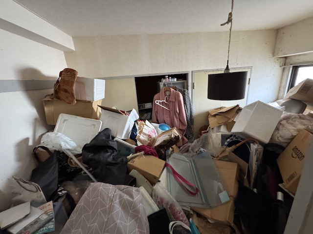 千葉県船橋市 ゴミがあふれかえってクローゼットまで辿り着けない部屋