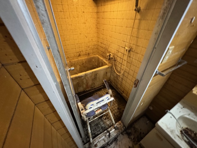 千葉県船橋市 ゴミがなくなったカビだらけの浴室