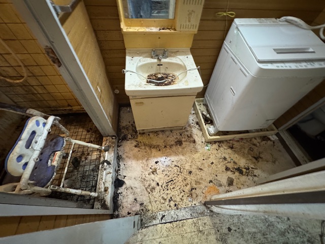 千葉県船橋市 ゴミ回収し、汚れた床が現れた脱衣所
