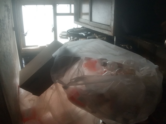 神奈川県横浜市保土ヶ谷 ペットボトルが入った袋が複数置かれた台所